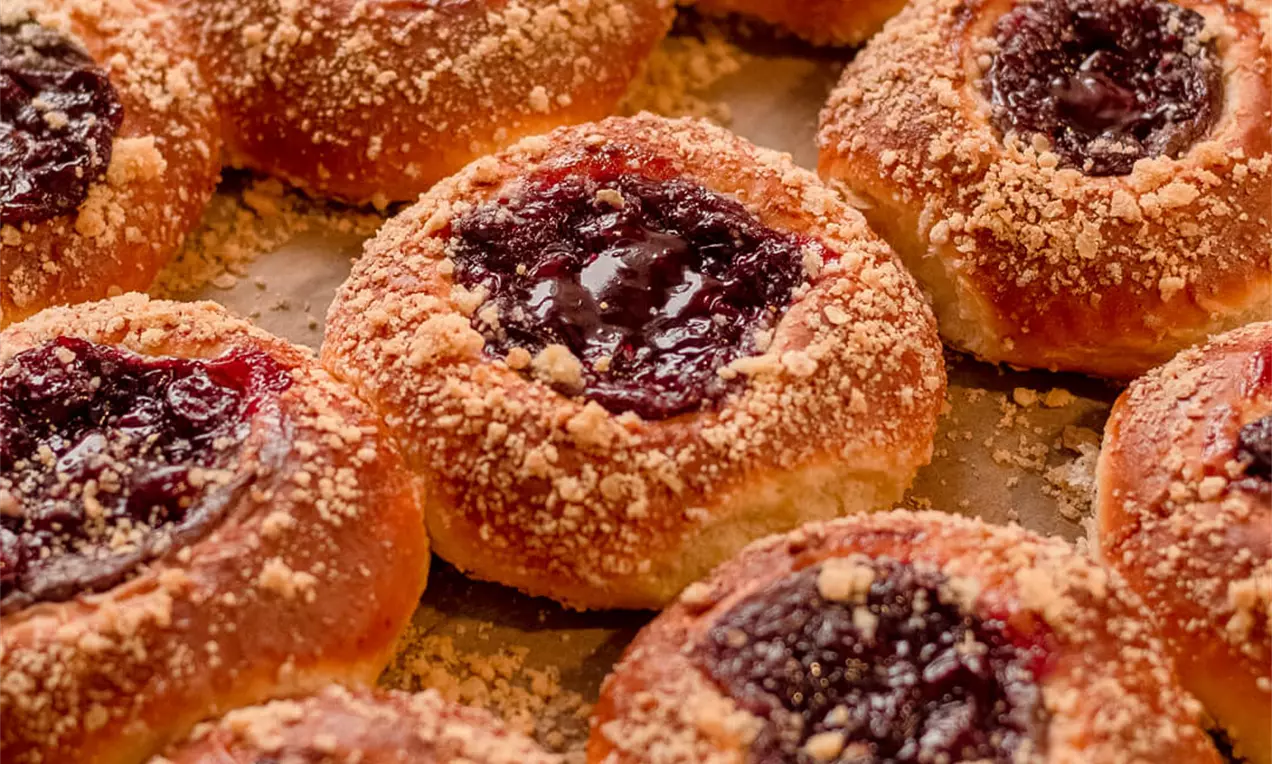 Brioche pecivo sa čokoladom i višnjama