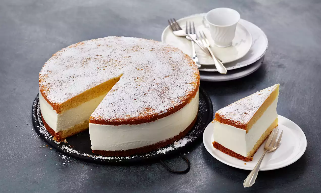 Torta od svježeg sira i vrhnja sa svijetlim, kremastim nadjevom