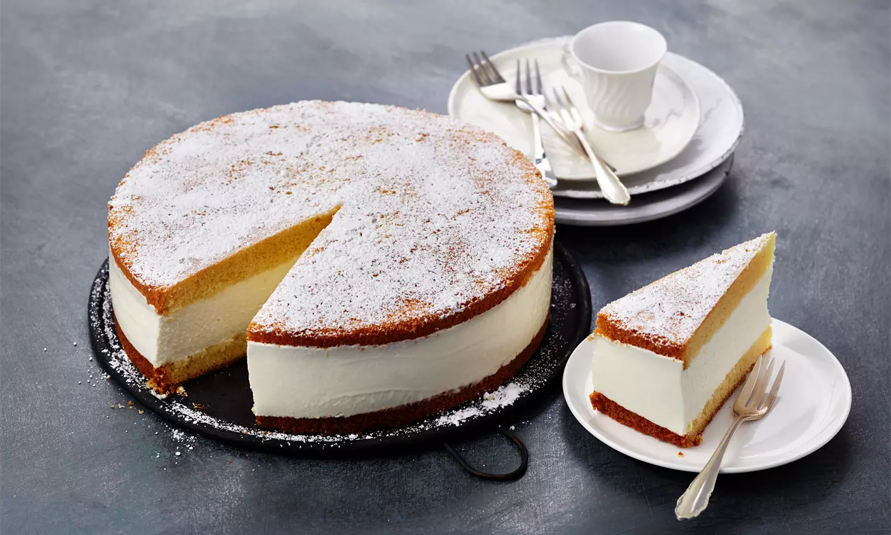 Torta od svježeg sira i vrhnja sa svijetlim, kremastim nadjevom